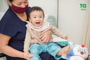 Trẻ sốt mọc răng hàm khác gì với trẻ sốt do mắc bệnh?