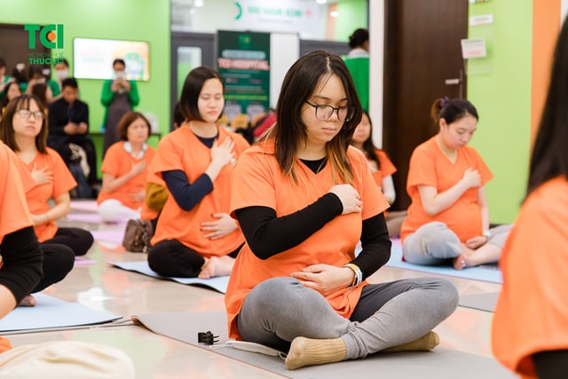 Ảnh tập huấn tiền sản và yoga thai kỳ