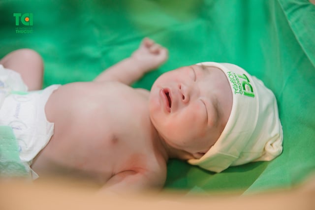 Chúc mừng gia đình diễn viên Anh Tuấn và vợ Lâm Diễm Quỳnh đón bé Xoài nhỏ bình an tại TCI