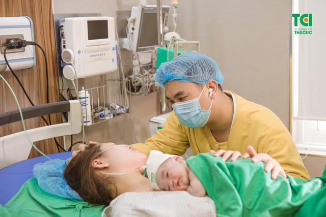 Chúc mừng gia đình diễn viên Anh Tuấn và vợ Lâm Diễm Quỳnh đón bé Xoài nhỏ bình an tại TCI