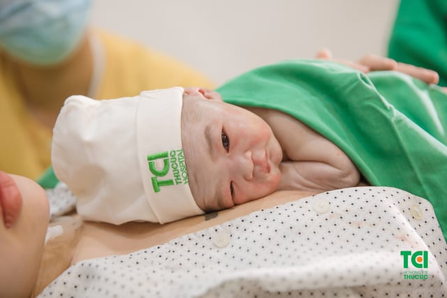 Chúc mừng gia đình diễn viên Anh Tuấn và vợ Lâm Diễm Quỳnh đón bé Xoài nhỏ bình an tại TCI