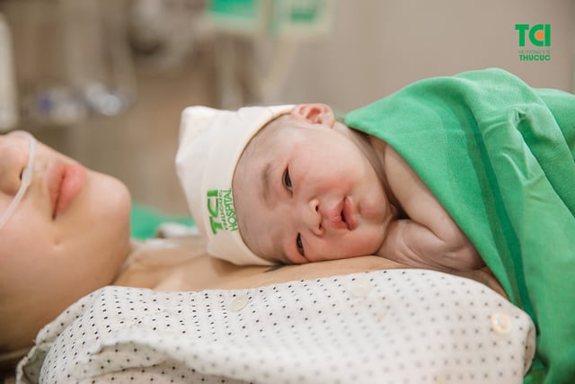 Chúc mừng gia đình diễn viên Anh Tuấn và vợ Lâm Diễm Quỳnh đón bé Xoài nhỏ bình an tại TCI