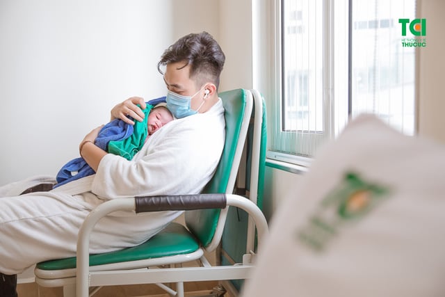 Chúc mừng gia đình diễn viên Anh Tuấn và vợ Lâm Diễm Quỳnh đón bé Xoài nhỏ bình an tại TCI