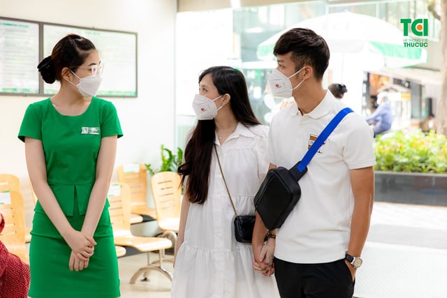 Theo chân vợ chồng Cầu thủ/BTV Thể thao Cán Cris đi khám thai tuần 22