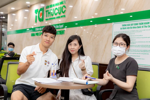 Theo chân vợ chồng Cầu thủ/BTV Thể thao Cán Cris đi khám thai tuần 22
