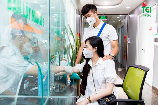 Theo chân vợ chồng Cầu thủ/BTV Thể thao Cán Cris đi khám thai tuần 22