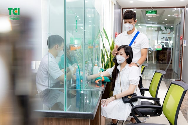 Theo chân vợ chồng Cầu thủ/BTV Thể thao Cán Cris đi khám thai tuần 22