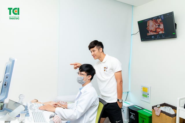 Theo chân vợ chồng Cầu thủ/BTV Thể thao Cán Cris đi khám thai tuần 22