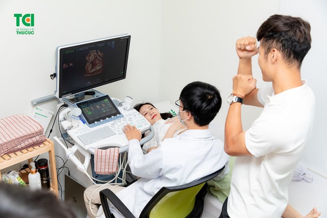 Theo chân vợ chồng Cầu thủ/BTV Thể thao Cán Cris đi khám thai tuần 22