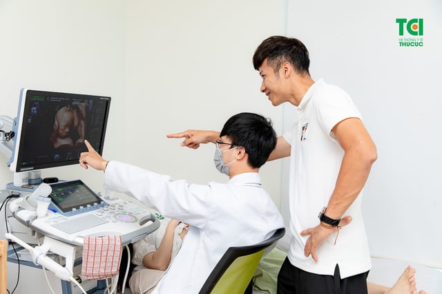 Theo chân vợ chồng Cầu thủ/BTV Thể thao Cán Cris đi khám thai tuần 22