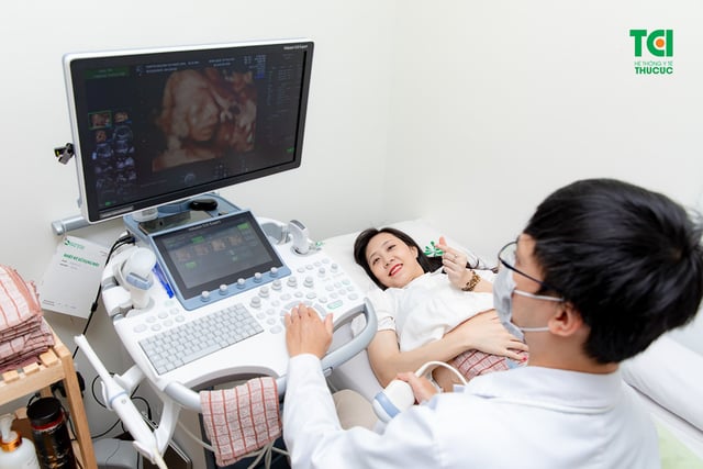 Theo chân vợ chồng Cầu thủ/BTV Thể thao Cán Cris đi khám thai tuần 22