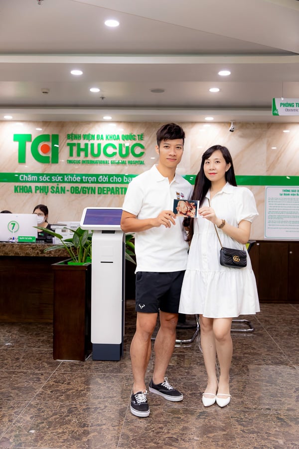 Theo chân vợ chồng Cầu thủ/BTV Thể thao Cán Cris đi khám thai tuần 22