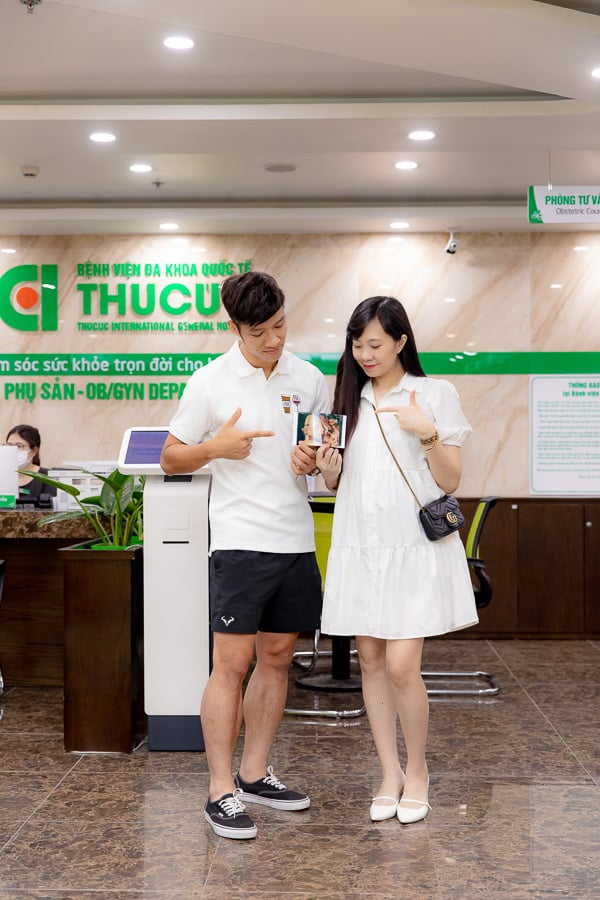 Theo chân vợ chồng Cầu thủ/BTV Thể thao Cán Cris đi khám thai tuần 22