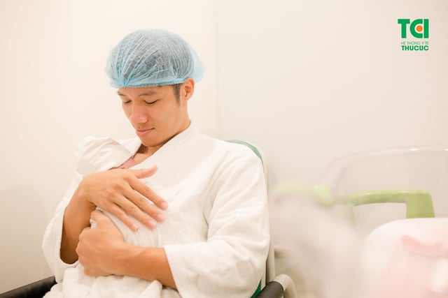 Đồng hành với vợ chồng BTV Thể thao, Youtuber Cán Cris trong ca vượt cạn tại phòng sinh gia đình