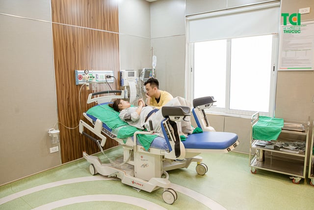 Chúc mừng gia đình diễn viên Anh Tuấn và vợ Lâm Diễm Quỳnh đón bé Xoài nhỏ bình an tại TCI