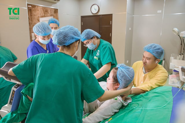 Chúc mừng gia đình diễn viên Anh Tuấn và vợ Lâm Diễm Quỳnh đón bé Xoài nhỏ bình an tại TCI