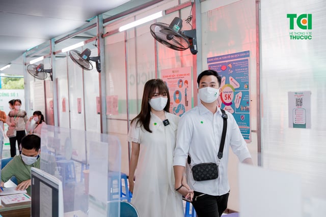 Diễn viên Phạm Anh Tuấn cùng vợ đi khám thai và đăng ký gói thai sản tuần 12