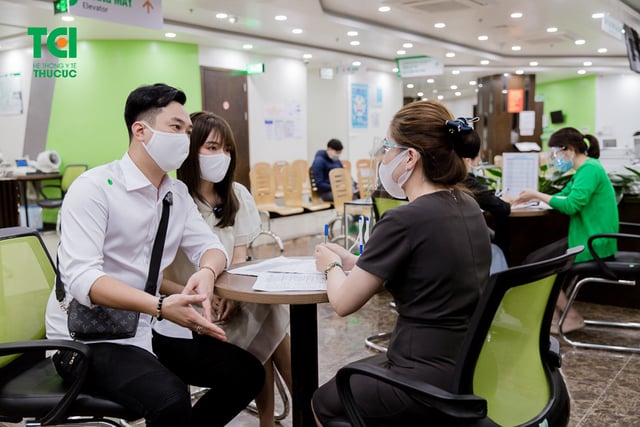 Diễn viên Phạm Anh Tuấn cùng vợ đi khám thai và đăng ký gói thai sản tuần 12
