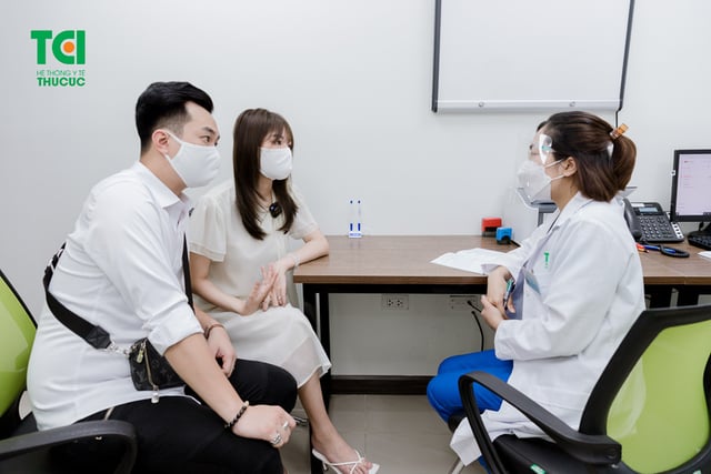 Diễn viên Phạm Anh Tuấn cùng vợ đi khám thai và đăng ký gói thai sản tuần 12