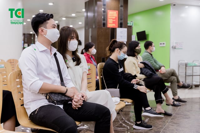 Diễn viên Phạm Anh Tuấn cùng vợ đi khám thai và đăng ký gói thai sản tuần 12