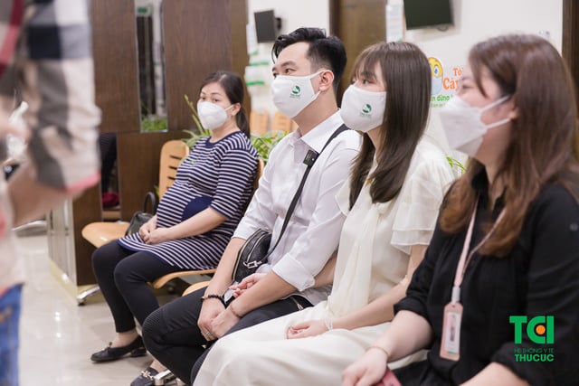 Diễn viên Phạm Anh Tuấn cùng vợ đi khám thai và đăng ký gói thai sản tuần 12