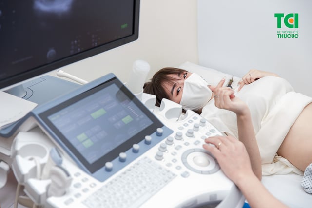 Diễn viên Phạm Anh Tuấn cùng vợ đi khám thai và đăng ký gói thai sản tuần 12