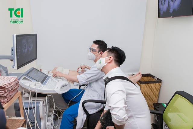 Diễn viên Phạm Anh Tuấn cùng vợ đi khám thai và đăng ký gói thai sản tuần 12