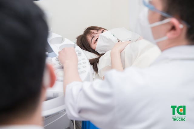 Diễn viên Phạm Anh Tuấn cùng vợ đi khám thai và đăng ký gói thai sản tuần 12