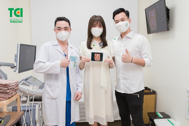Diễn viên Phạm Anh Tuấn cùng vợ đi khám thai và đăng ký gói thai sản tuần 12