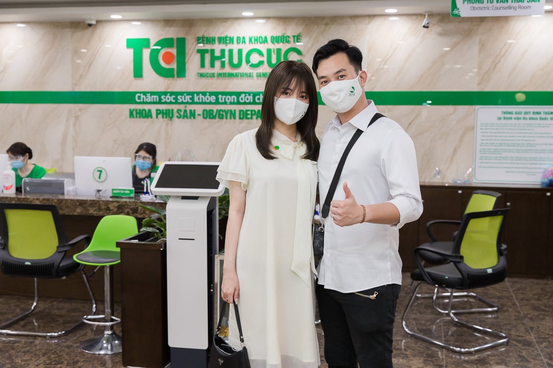 Diễn viên Phạm Anh Tuấn cùng vợ đi khám thai và đăng ký gói thai sản tuần 12