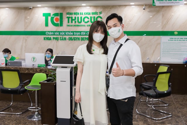 Diễn viên Phạm Anh Tuấn cùng vợ đi khám thai và đăng ký gói thai sản tuần 12