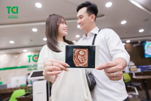 Diễn viên Phạm Anh Tuấn cùng vợ đi khám thai và đăng ký gói thai sản tuần 12