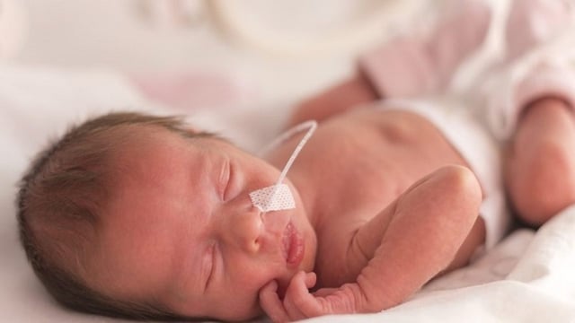 Lý giải nguyên nhân đẻ mổ em bé bị khò khè