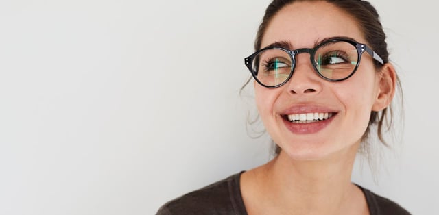 Giải đáp thắc mắc: Tròng kính váng dầu là gì?