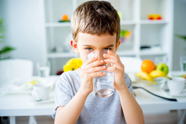 Hướng dẫn dùng Oresol đúng cho trẻ sốt xuất huyết