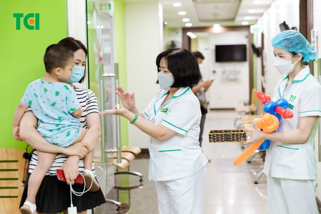 Ảnh Tặng quà 1/6 cho bé
