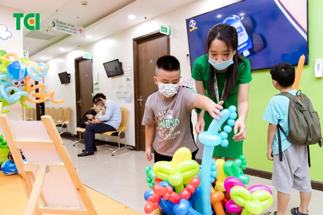 Ảnh Tặng quà 1/6 cho bé