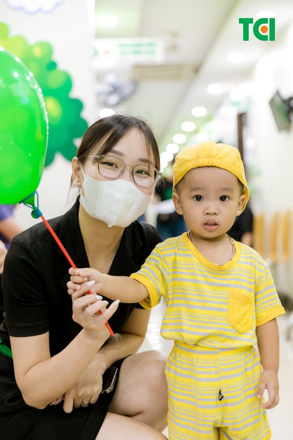 Ảnh Tặng quà Trung thu cho bé