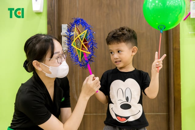 Ảnh Tặng quà Trung thu cho bé