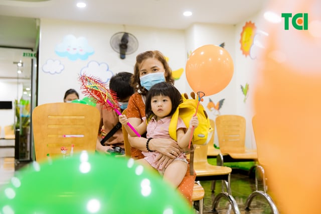 Ảnh Tặng quà Trung thu cho bé