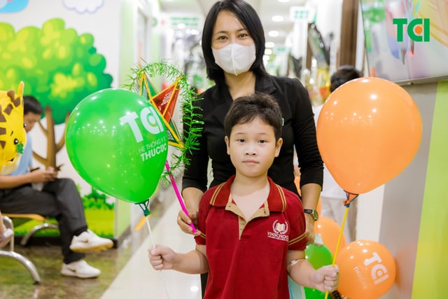 Ảnh Tặng quà Trung thu cho bé