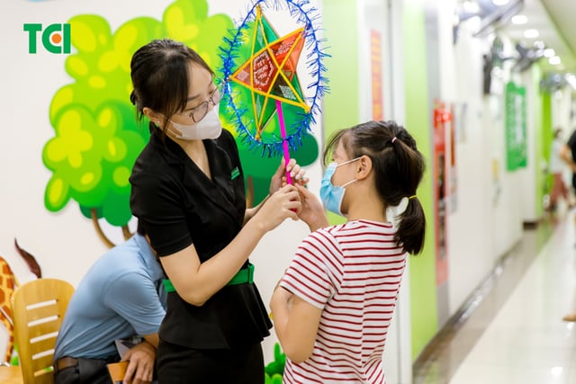 Ảnh Tặng quà Trung thu cho bé