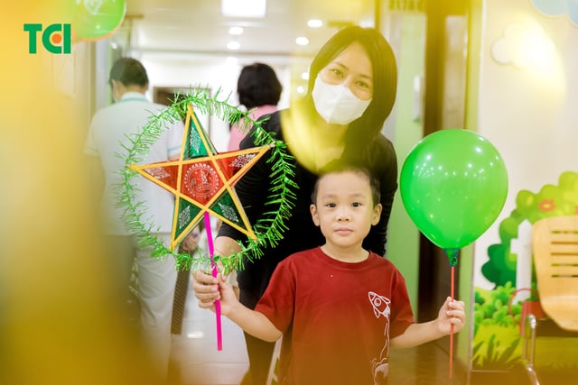 Ảnh Tặng quà Trung thu cho bé
