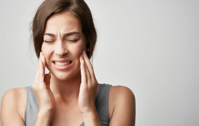 Giải đáp chi tiết: Bọc răng sứ đau bao lâu?