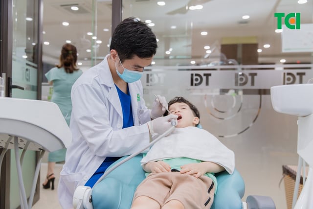 Trẻ 4 tuổi sâu răng hàm và cách điều trị