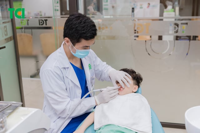 Vì sao trẻ mọc răng nanh trước và những lưu ý