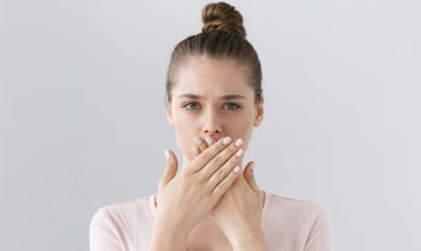 Nguyên nhân viêm chân răng gây hôi miệng