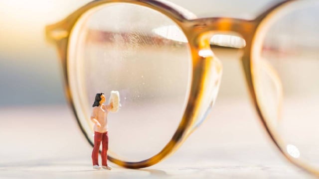 Tròng kính cận bị ố vàng: Nguyên nhân và cách khắc phục