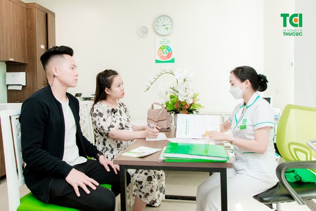 Ảnh Gia đình cầu thủ Lê Thanh Bình khám thai tại TCI