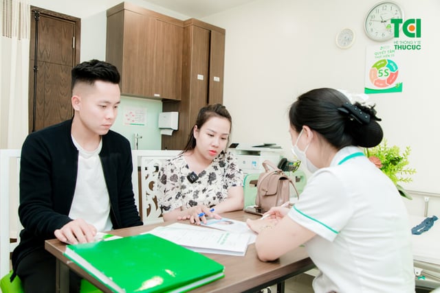 Ảnh Gia đình cầu thủ Lê Thanh Bình khám thai tại TCI